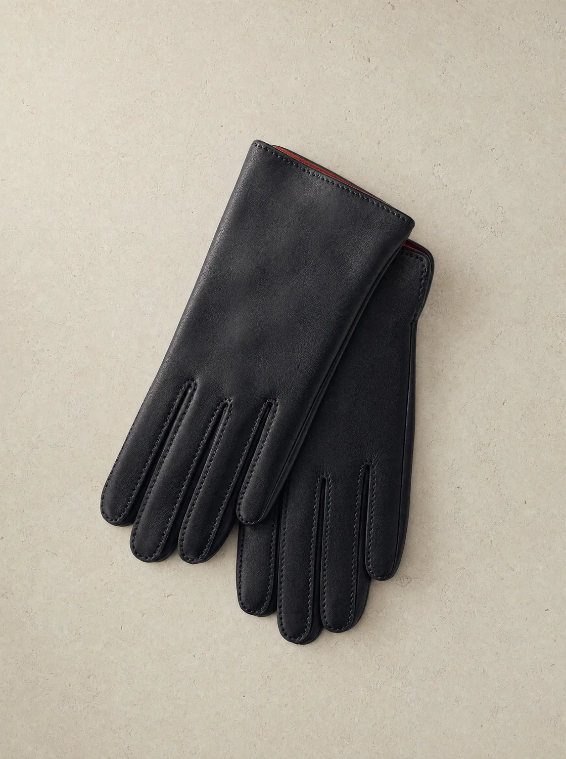 Schwarze Nappa-Lederhandschuhe auf hellem Untergrund