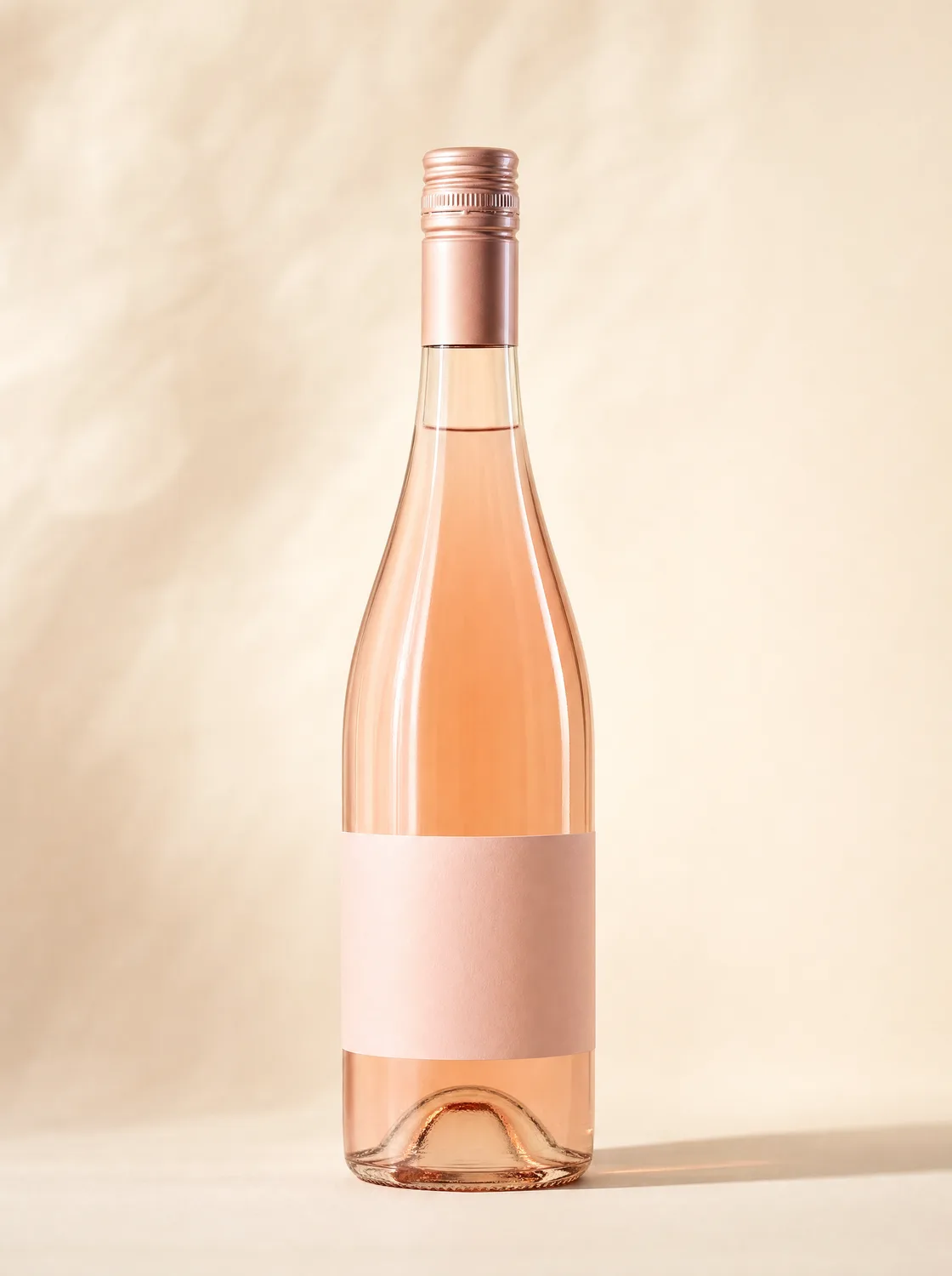 Schlanke Roséweinflasche mit lachsfarbenem Wein