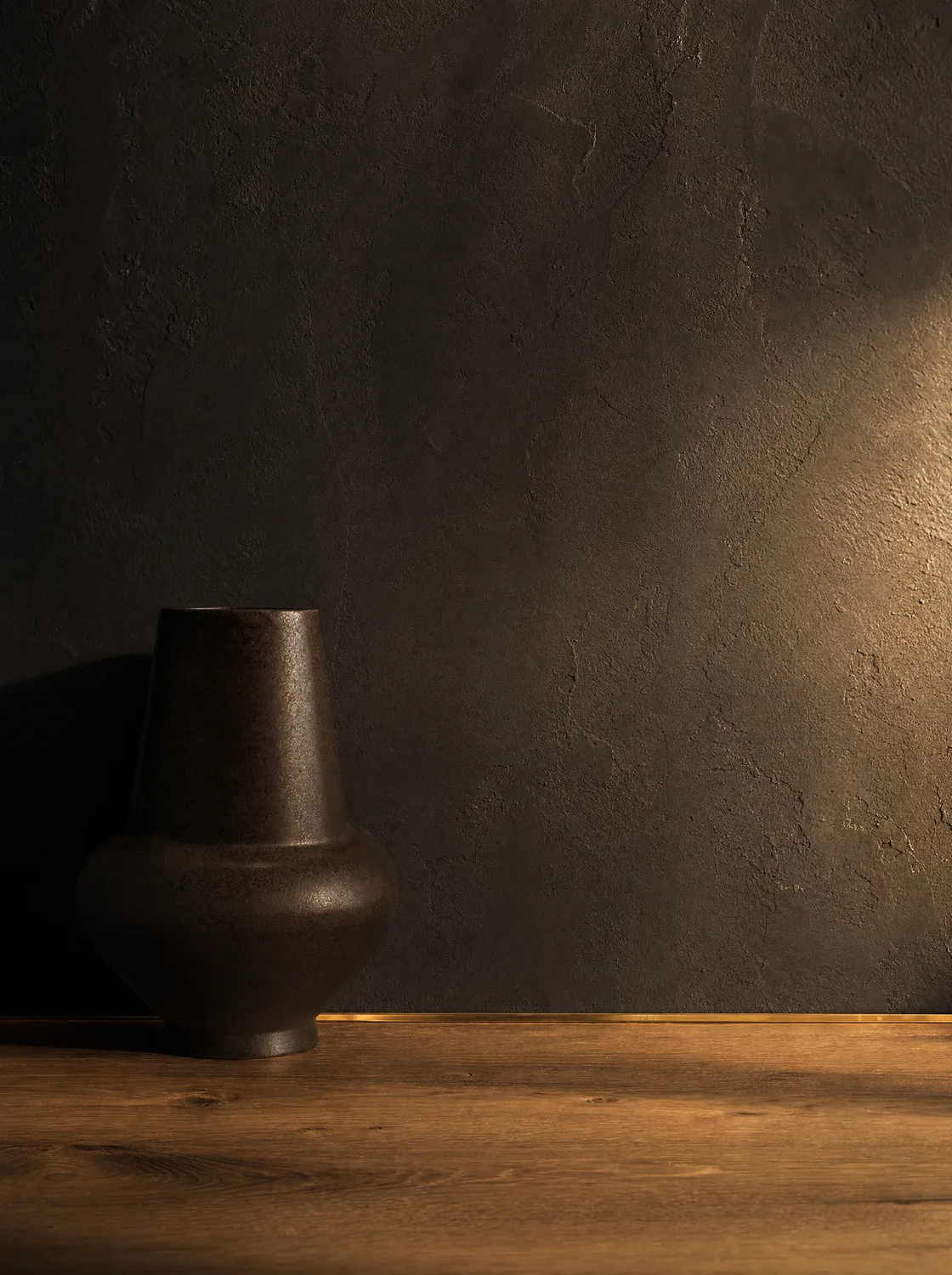 Detail: Kalkwand trifft Eichenfläche mit skulpturaler Vase