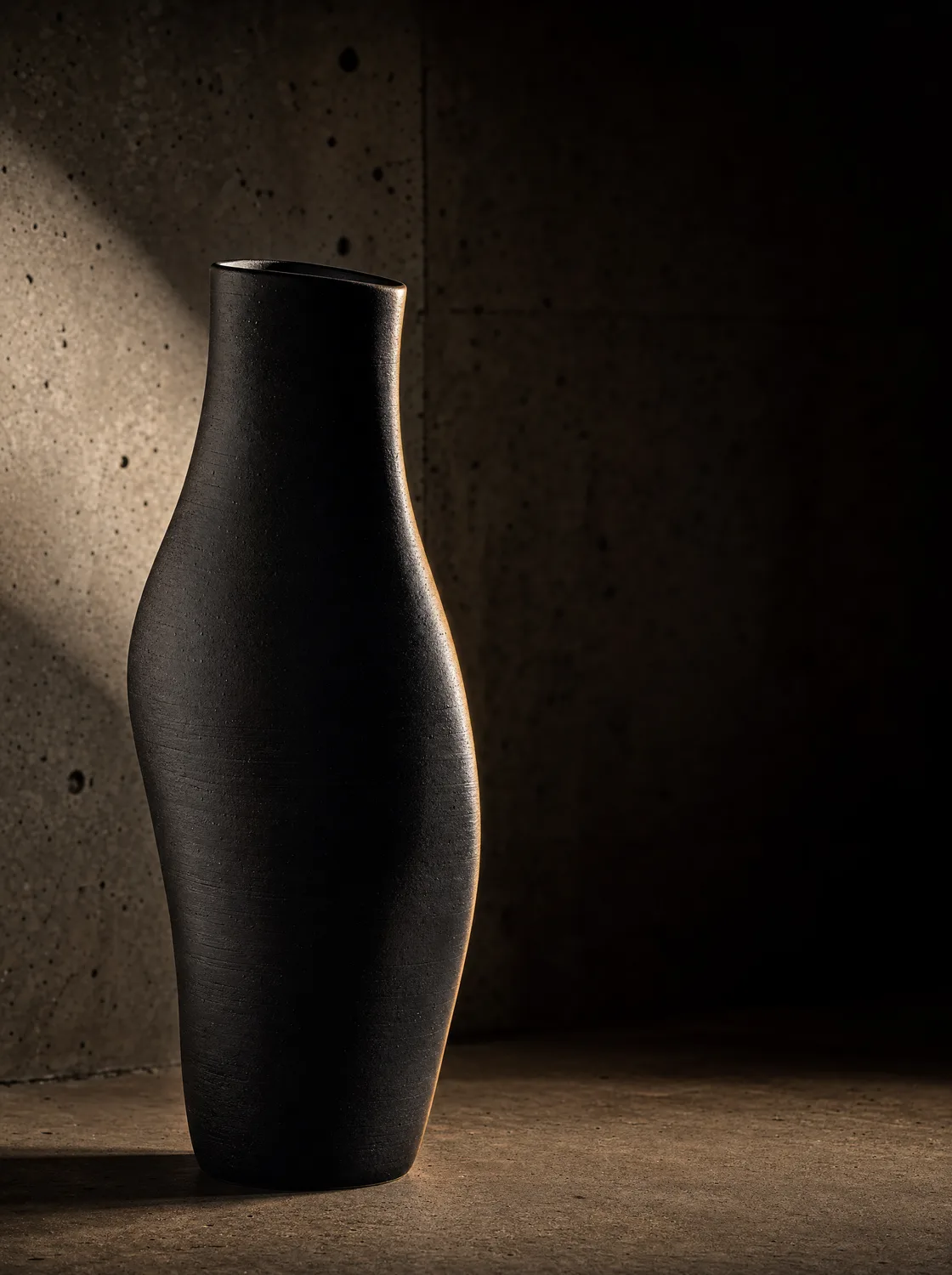 Hohe skulpturale Keramikvase in schwarzer Mattglasur
