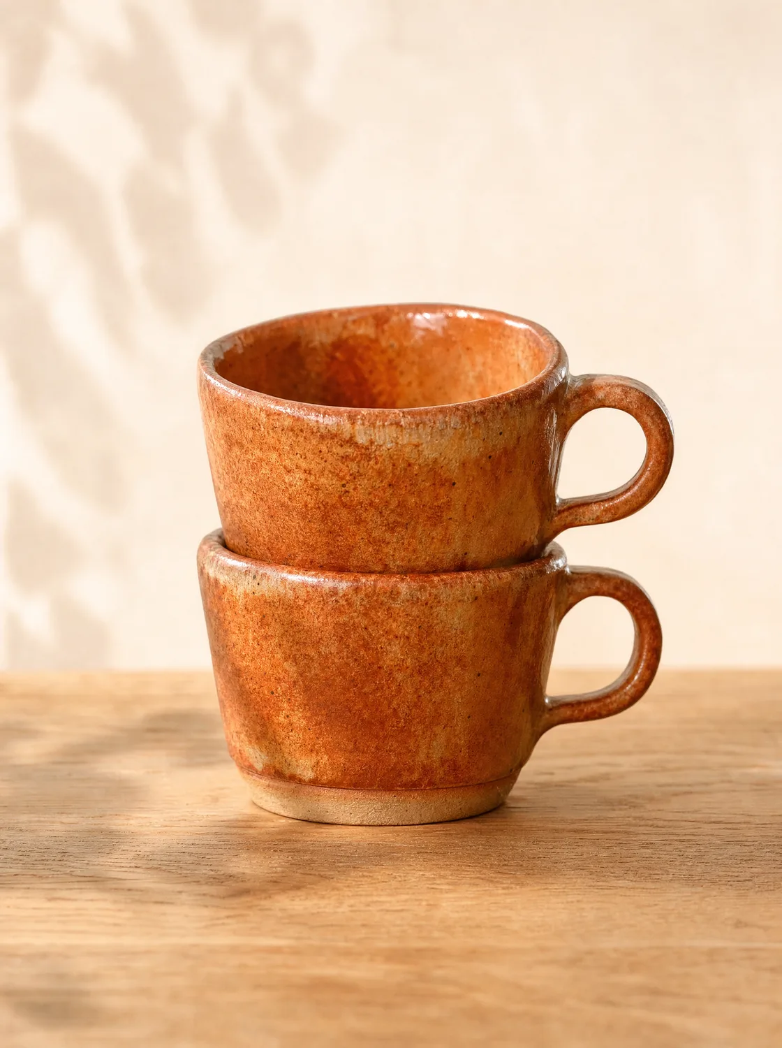Zwei handgetöpferte Espressotassen in Terrakotta