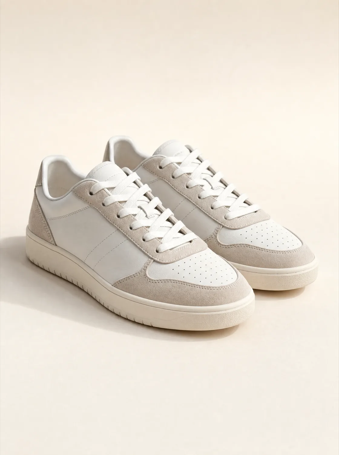 Weiße Retro-Ledersneaker mit Wildledermuster