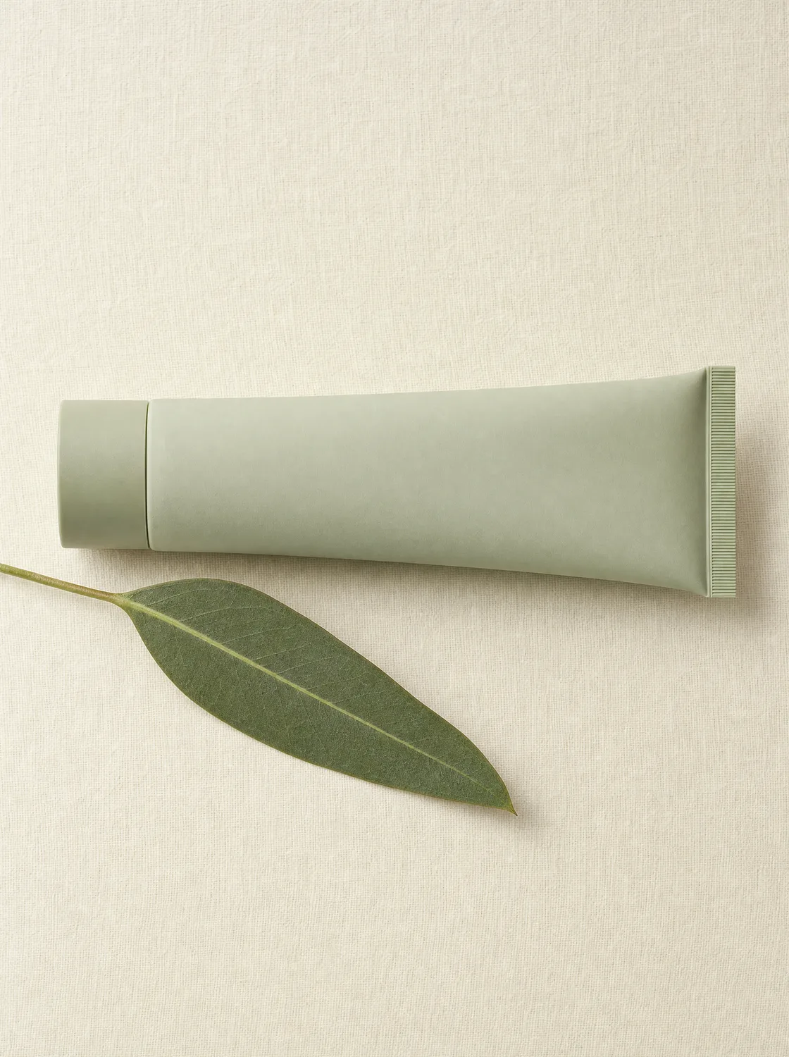 Handcreme-Tube in gedämpftem Grün
